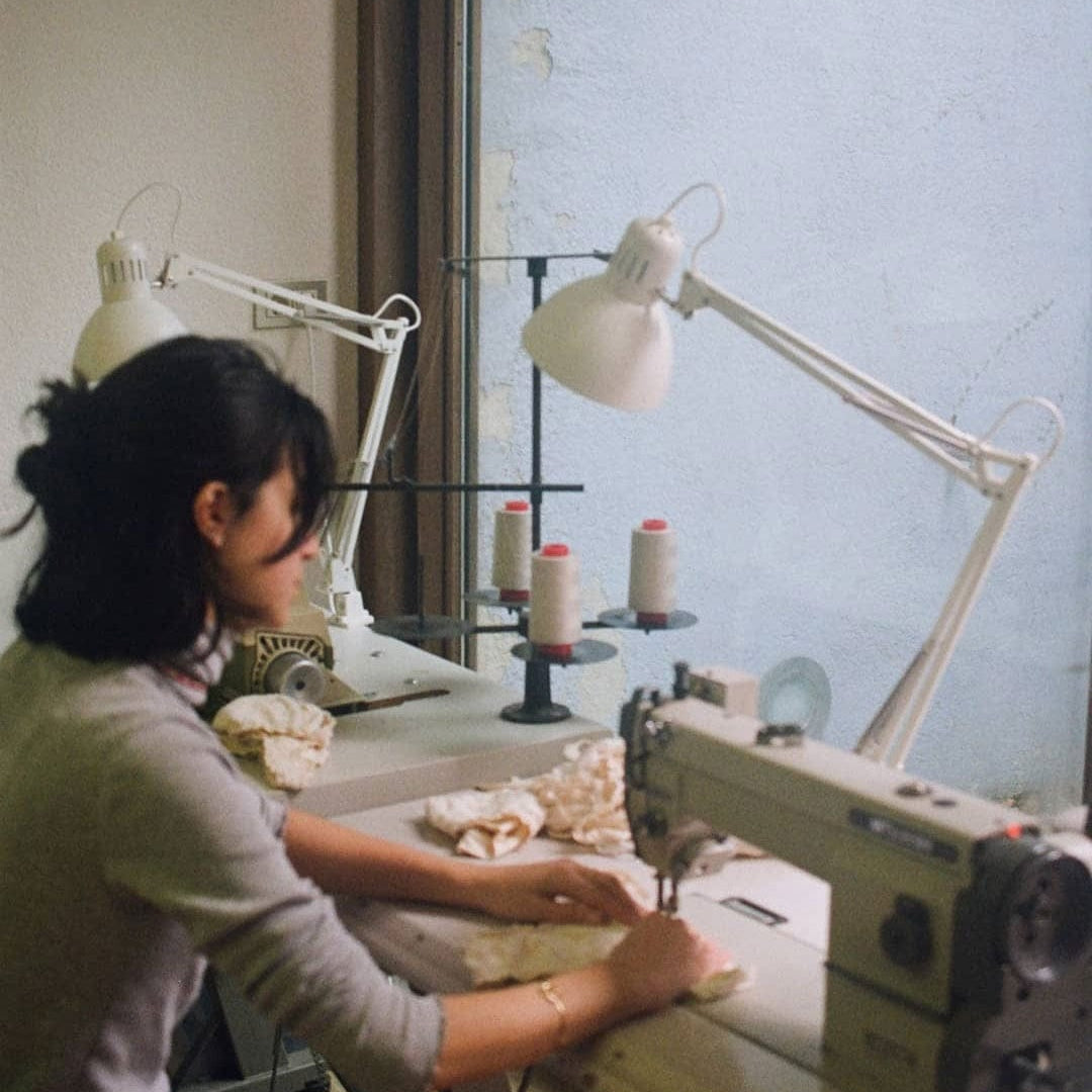 Camila, fundadora de Camila CTG, trabajando en el diseño de nuevos patrones de lencería en su taller de Barcelona.
